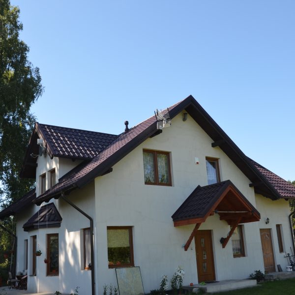 Stylowy dach z blachodachówki Ruukki Adamante burgund o połyskującym wykończeniu.